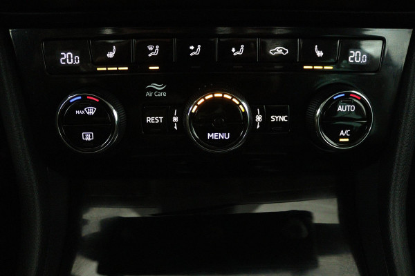 Škoda Superb Combi 1.4 TSI ACT Ambition Business (PANORAMADAK, STOELVERWARMING, ELEKTR STOELEN, NAVIGATIE CARPLAY, CRUISE CONTROL)