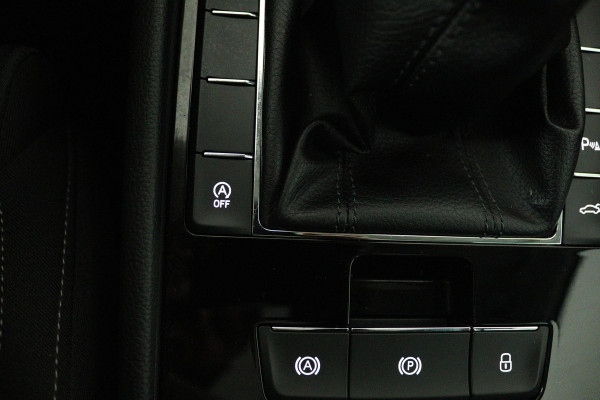 Škoda Superb Combi 1.4 TSI ACT Ambition Business (PANORAMADAK, STOELVERWARMING, ELEKTR STOELEN, NAVIGATIE CARPLAY, CRUISE CONTROL)