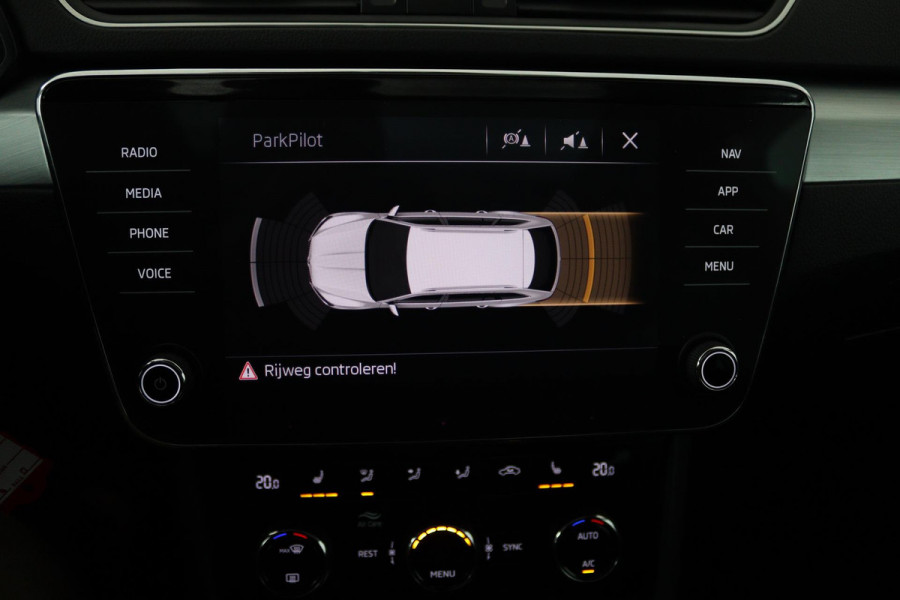 Škoda Superb Combi 1.4 TSI ACT Ambition Business (PANORAMADAK, STOELVERWARMING, ELEKTR STOELEN, NAVIGATIE CARPLAY, CRUISE CONTROL)