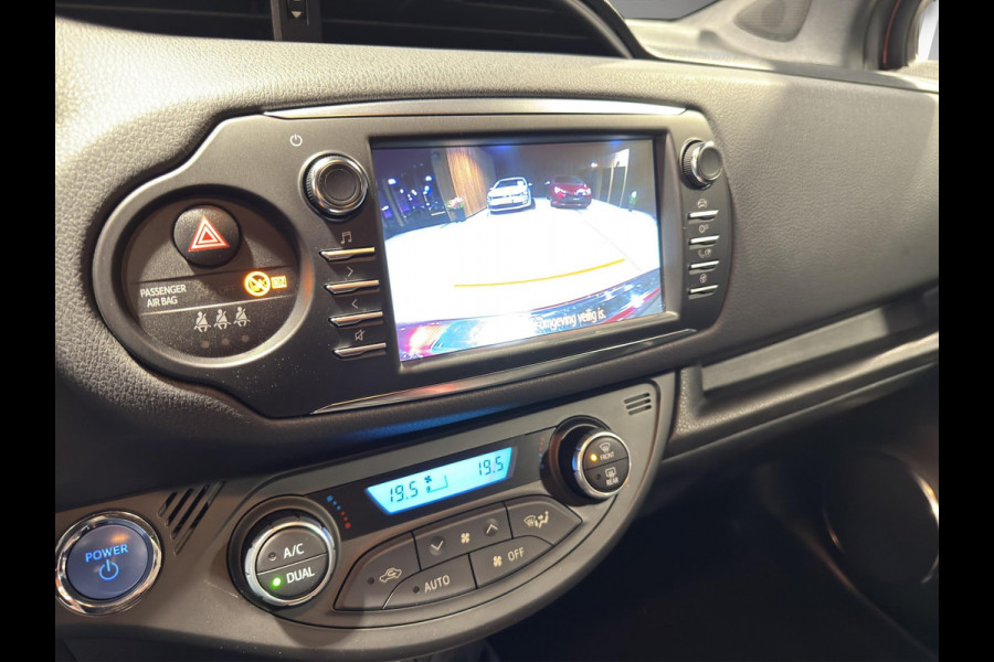 Toyota Yaris 1.5 Hybrid BI-Tone Edition | Leer | Camera | Navigatie | Cruise C | L.M.Velgen |