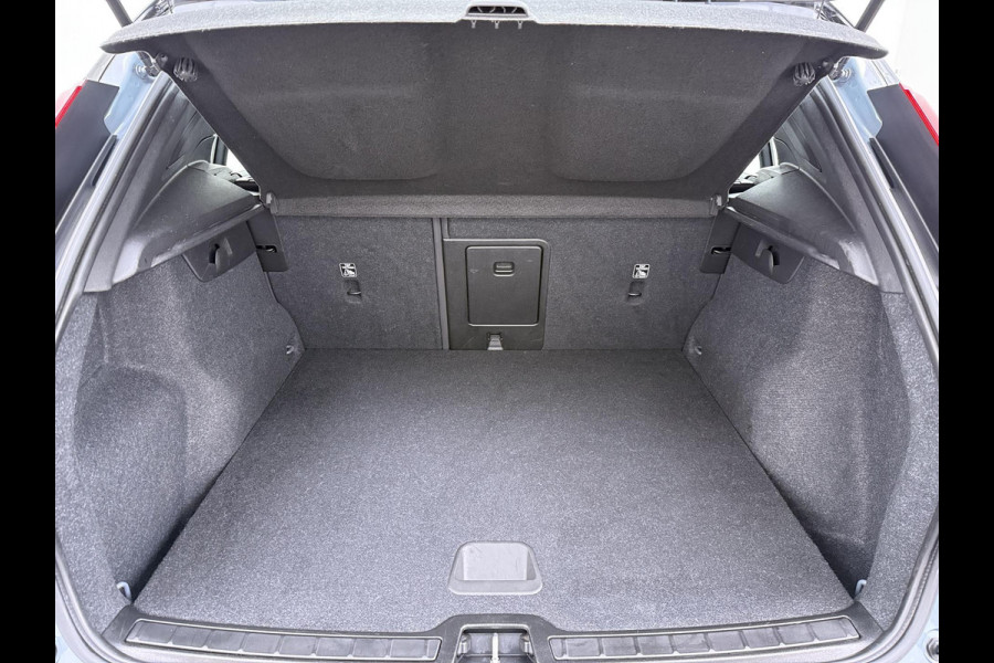 Volvo XC40 Recharge Core 70 kWh | ACHTERUITRIJCAMERA | APPLE CARPLAY | CRUISE CONTROL | DRAADLOZE TELEFOON LADER | RIJKLAARPRIJS INCL. 12 MND BOVAG GARANTIE