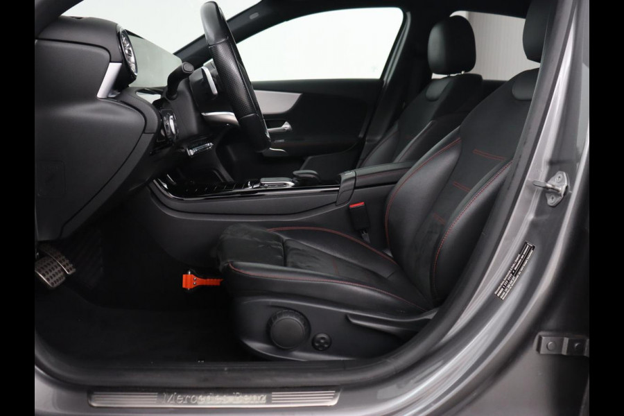 Mercedes-Benz A-Klasse 250e AMG Limited | Carplay | Stoelverwarming | Leder/Alcantara | Widescreen | Sfeerverlichting | Navigatie | Camera | Full LED | Park Assist | PHEV | Plug In