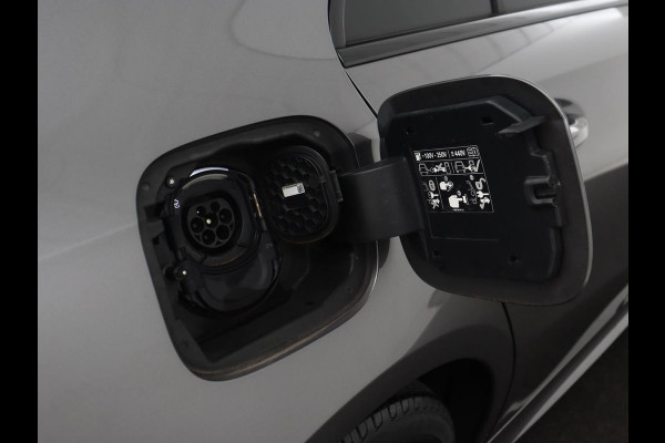 Mercedes-Benz A-Klasse 250e AMG Limited | Carplay | Stoelverwarming | Leder/Alcantara | Widescreen | Sfeerverlichting | Navigatie | Camera | Full LED | Park Assist | PHEV | Plug In