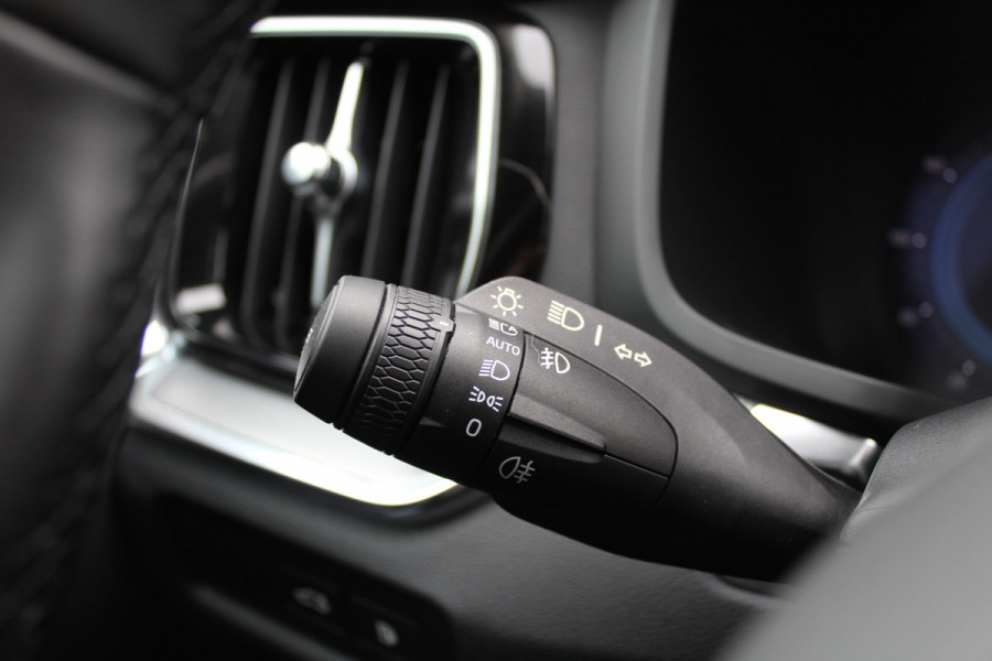 Volvo V60 2.0 T6 Plug-in hybrid AWD Plus Dark | Pilot Assist | Leder | Trekhaak | 360 Camera | H&K