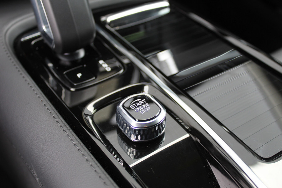 Volvo V60 2.0 T6 Plug-in hybrid AWD Plus Dark | Pilot Assist | Leder | Trekhaak | 360 Camera | H&K