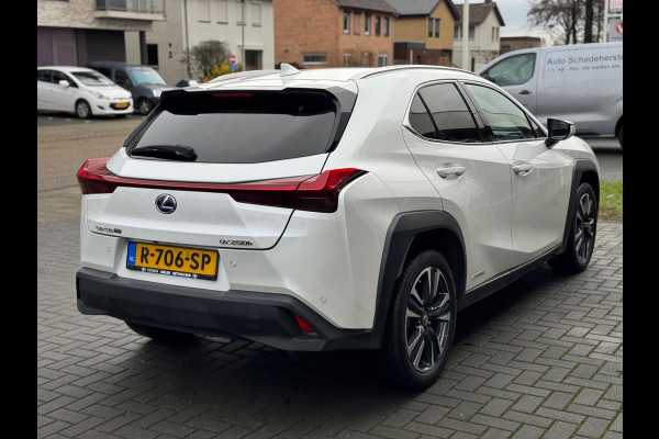 Lexus UX 250h Preference Line | 18 inch, Stoel + Stuurverwarming, Apple CarPlay/Android Auto, Keyless, Privacy Glass