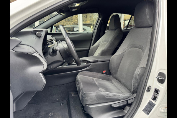 Lexus UX 250h Preference Line | 18 inch, Stoel + Stuurverwarming, Apple CarPlay/Android Auto, Keyless, Privacy Glass
