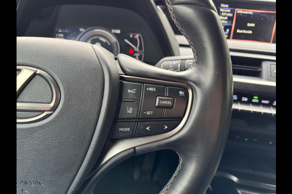 Lexus UX 250h Preference Line | 18 inch, Stoel + Stuurverwarming, Apple CarPlay/Android Auto, Keyless, Privacy Glass