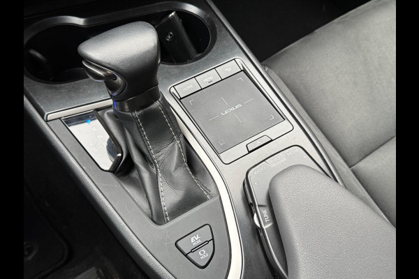 Lexus UX 250h Preference Line | 18 inch, Stoel + Stuurverwarming, Apple CarPlay/Android Auto, Keyless, Privacy Glass
