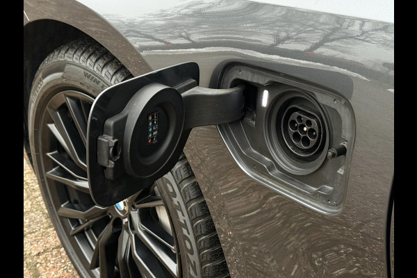 BMW 3 Serie Touring 330e SPORT LINE | PANORAMA | TREKHAAK | KEYLESS | STOELVERWARMING | 18 INCH LM VELGEN |