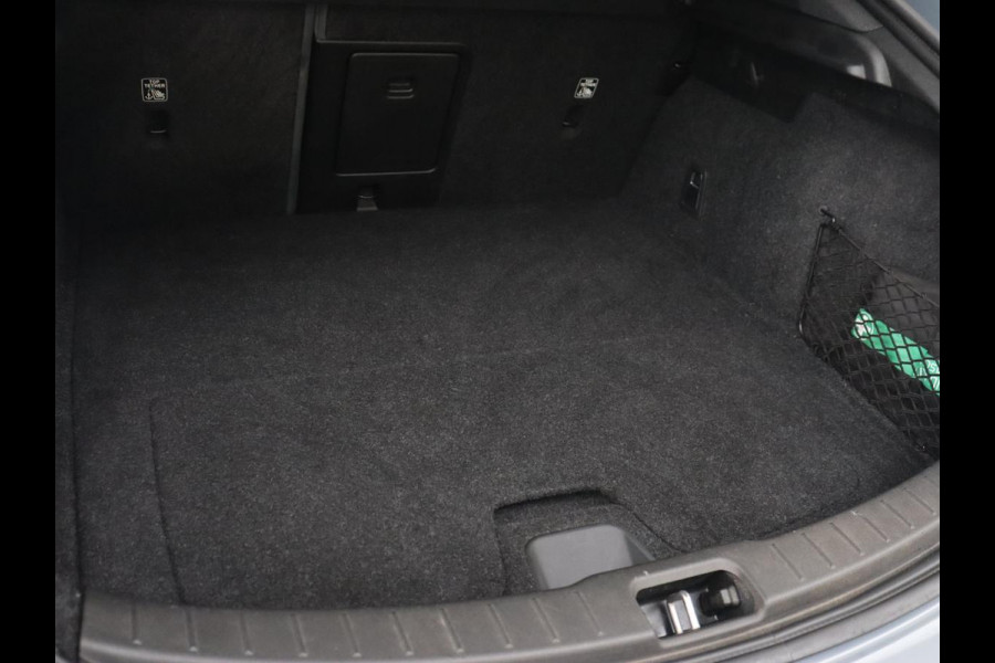 Polestar 2 Long Range Dual Motor Launch Edition 78kWh | Panoramadak | Trekhaak | 360 Camera | Achterbankverwarming | Adaptive cruise | Carplay | Camera | Stoelverwarming | Keyless