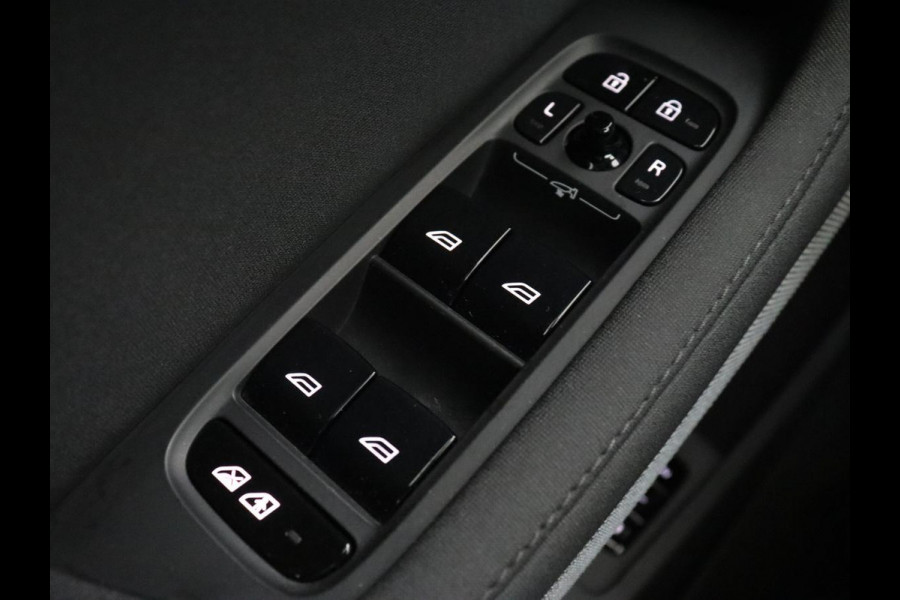 Polestar 2 Long Range Dual Motor Launch Edition 78kWh | Panoramadak | Trekhaak | 360 Camera | Achterbankverwarming | Adaptive cruise | Carplay | Camera | Stoelverwarming | Keyless