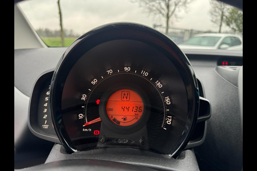 Toyota Aygo 1.0 VVT-i x-play AUTOMAAT / CAMERA / WEINIG KM'S / LED / BLUETOOTH