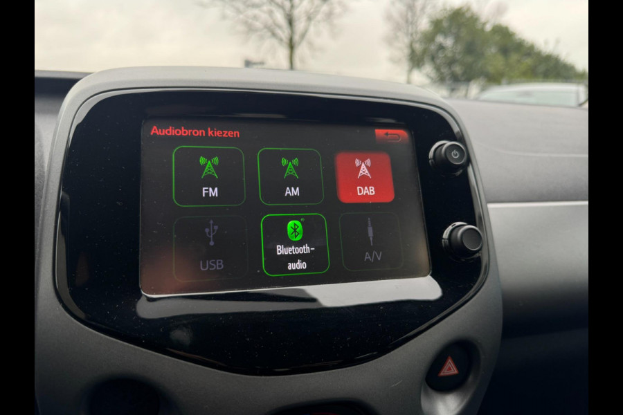 Toyota Aygo 1.0 VVT-i x-play AUTOMAAT / CAMERA / WEINIG KM'S / LED / BLUETOOTH