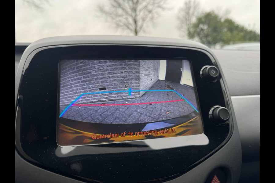 Toyota Aygo 1.0 VVT-i x-play AUTOMAAT / CAMERA / WEINIG KM'S / LED / BLUETOOTH