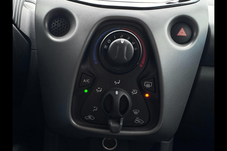 Toyota Aygo 1.0 VVT-i x-play AUTOMAAT / CAMERA / WEINIG KM'S / LED / BLUETOOTH