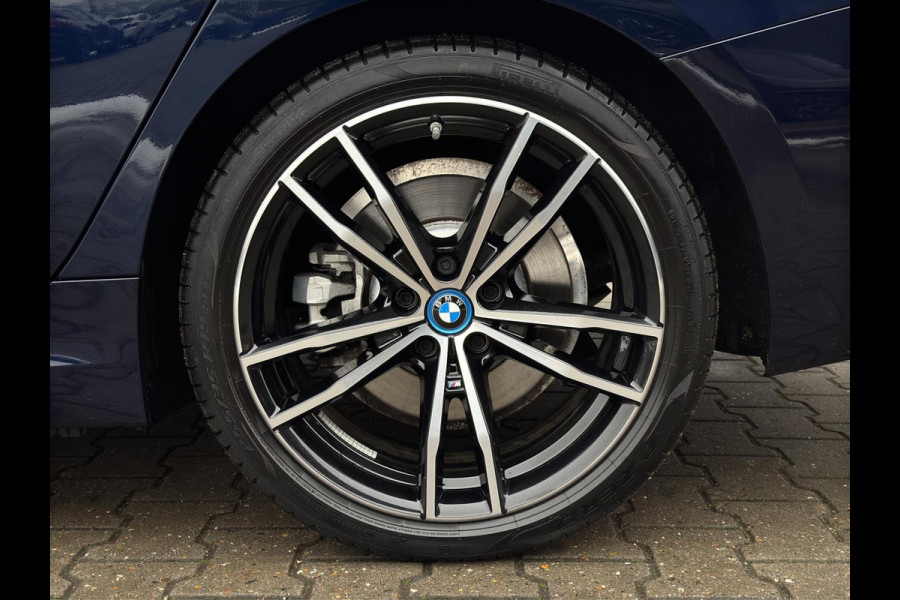 BMW 3 Serie Touring 320e M-Sport | Pano | Trekhaak | Harman Kardon | 19 inch | Sfeerverlichting | Camera | Dealer onderhouden