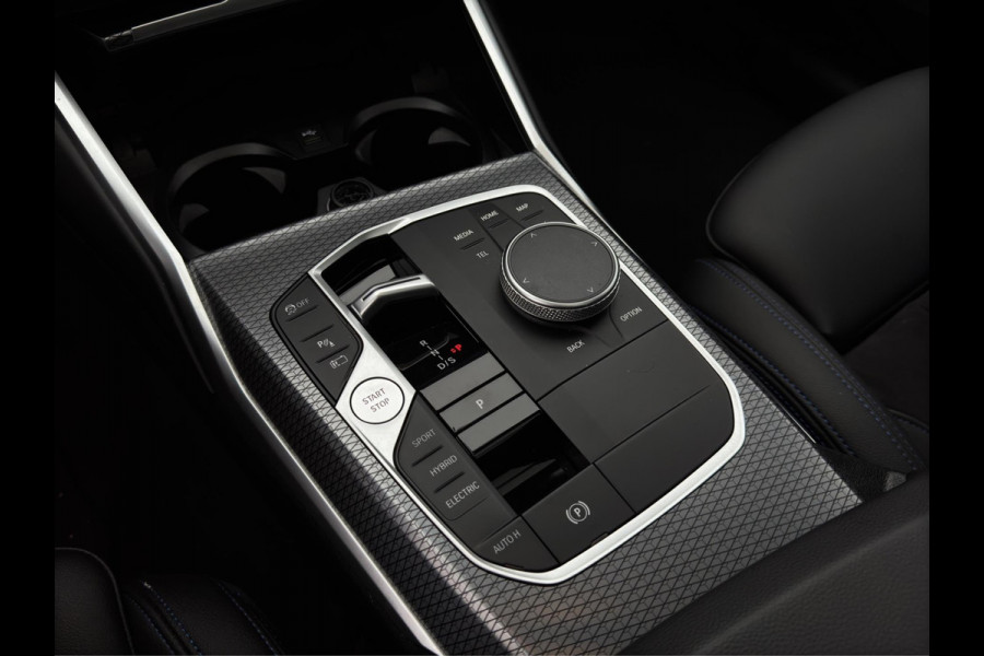 BMW 3 Serie Touring 320e M-Sport | Pano | Trekhaak | Harman Kardon | 19 inch | Sfeerverlichting | Camera | Dealer onderhouden