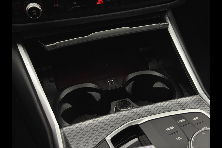 BMW 3 Serie Touring 320e M-Sport | Pano | Trekhaak | Harman Kardon | 19 inch | Sfeerverlichting | Camera | Dealer onderhouden