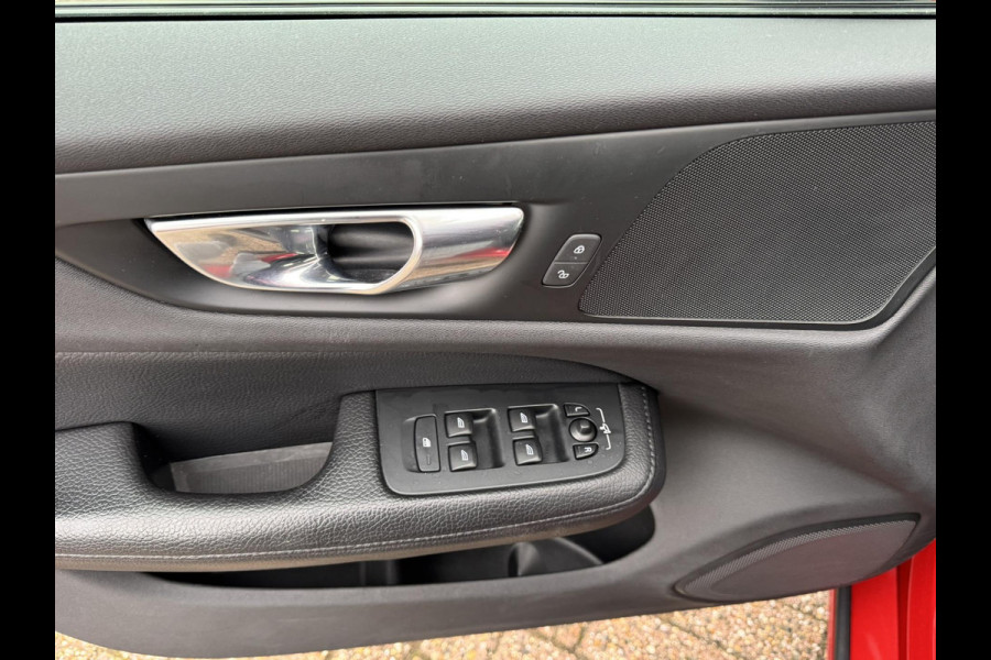 Volvo V60 2.0 B3 Momentum Advantage Automaat Comfortpack Adaptive cruise Climate control Leer Full LED Dodehoekdetectie