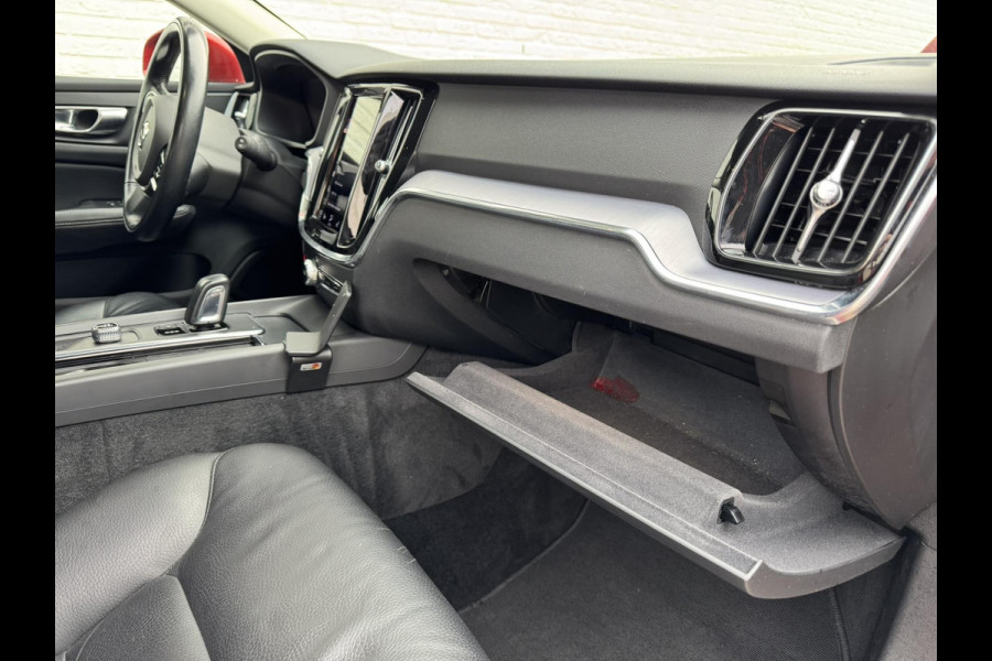 Volvo V60 2.0 B3 Momentum Advantage Automaat Comfortpack Adaptive cruise Climate control Leer Full LED Dodehoekdetectie