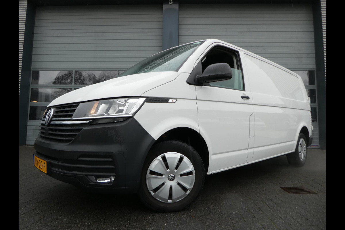 Volkswagen Transporter 2.0 TDI L2H1 airco navigatie pdc 3 zits trekhaak