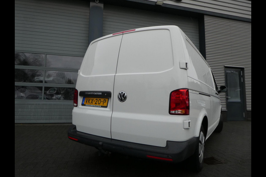 Volkswagen Transporter 2.0 TDI L2H1 airco navigatie pdc 3 zits trekhaak