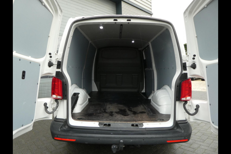 Volkswagen Transporter 2.0 TDI L2H1 airco navigatie pdc 3 zits trekhaak