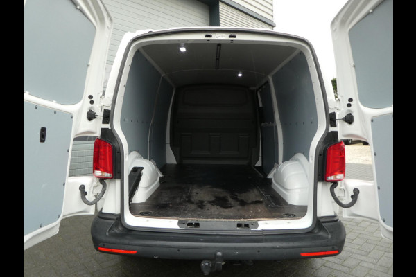 Volkswagen Transporter 2.0 TDI L2H1 airco navigatie pdc 3 zits trekhaak