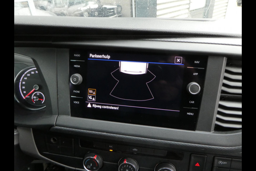 Volkswagen Transporter 2.0 TDI L2H1 airco navigatie pdc 3 zits trekhaak