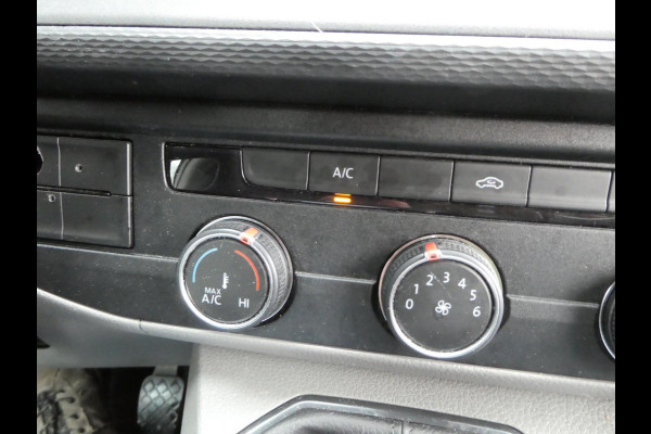 Volkswagen Transporter 2.0 TDI L2H1 airco navigatie pdc 3 zits trekhaak
