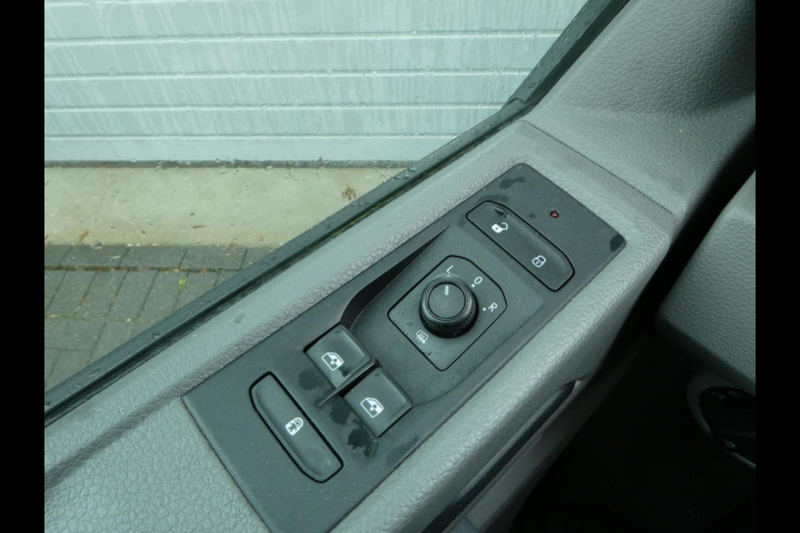 Volkswagen Transporter 2.0 TDI L2H1 airco navigatie pdc 3 zits trekhaak