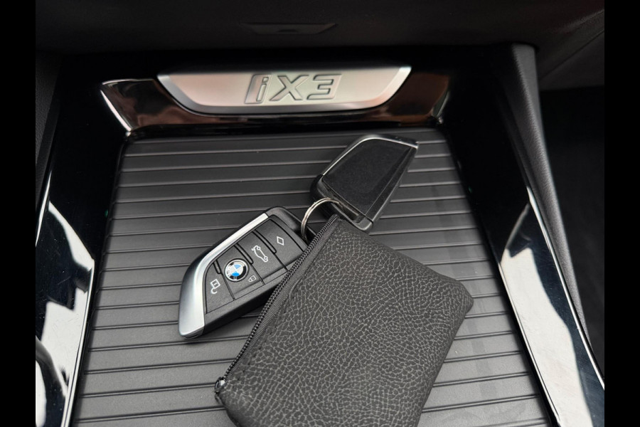 BMW iX3 High Executive 80 kWh SOH 97% PANORAMADAK/HEAD-UP/HARMANKARDON/ /TREKHAAK/LEER FULL-LED/360" CAMERA |