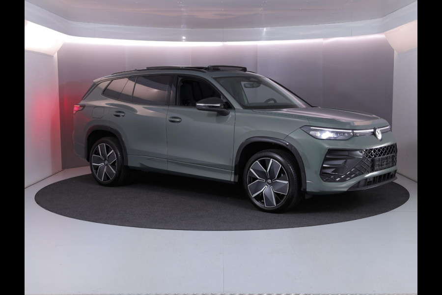 Volkswagen Tayron 1.5 eHybrid R-Line Edition 272 pk Automaat (DSG) | Navigatie | Panoramadak | Parkeersensoren (Park assist) | Achteruitrijcamera | Black Style pakket | R-Line |