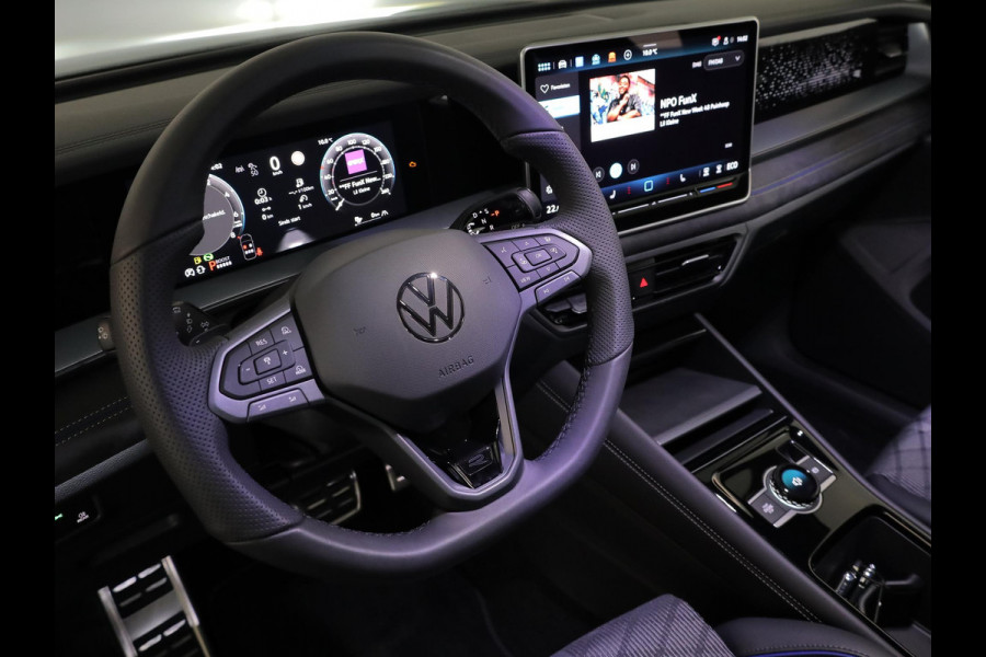 Volkswagen Tayron 1.5 eHybrid R-Line Edition 272 pk Automaat (DSG) | Navigatie | Panoramadak | Parkeersensoren (Park assist) | Achteruitrijcamera | Black Style pakket | R-Line |