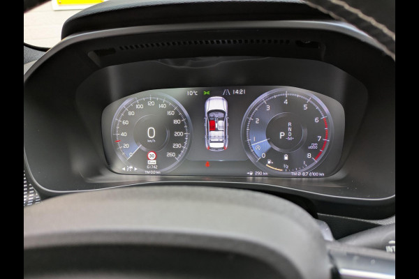 Volvo XC40 2.0 B4 R-Design|Panodak|Memory|Harman/Kardon|Adaptive-Cruise|Trekhaak|360-Camera|Stoel/Stuurverwarming