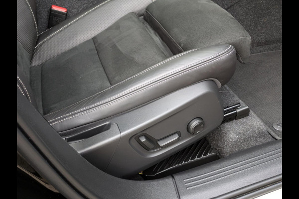 Volvo XC40 2.0 B4 R-Design|Panodak|Memory|Harman/Kardon|Adaptive-Cruise|Trekhaak|360-Camera|Stoel/Stuurverwarming