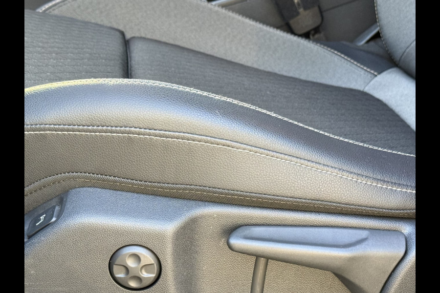 Opel Grandland X BWJ 11-2020 | 1.2T 131PK Bus Executive | TREKHAAK | CLIMA | NAVI | LEDER/STOF | SPORTSTOELEN | PDC 2X | CARPLAY |