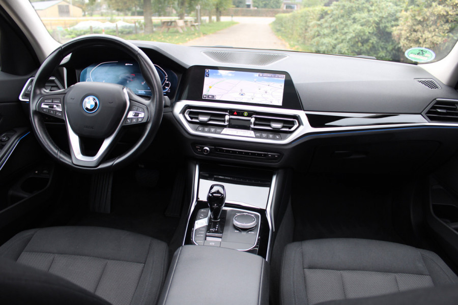 BMW 3 Serie Touring 330e Business Edition PHEV PANO GR NAVI VIRTUAL 58000KM!!!