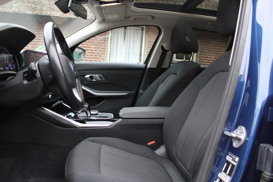 BMW 3 Serie Touring 330e Business Edition PHEV PANO GR NAVI VIRTUAL 58000KM!!!