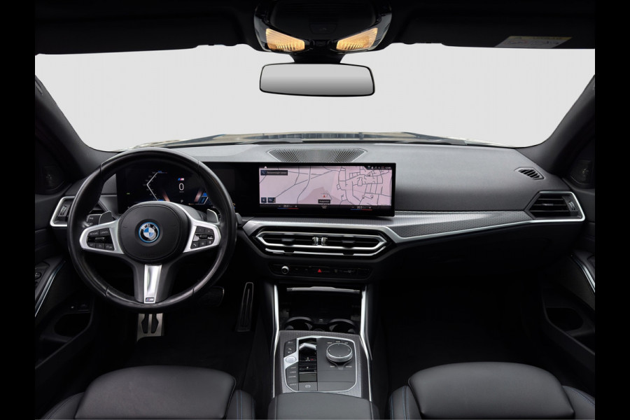 BMW 3 Serie Touring 320e M-Sport | Pano | Trekhaak | Harman Kardon | 19 inch | Sfeerverlichting | Camera | Dealer onderhouden