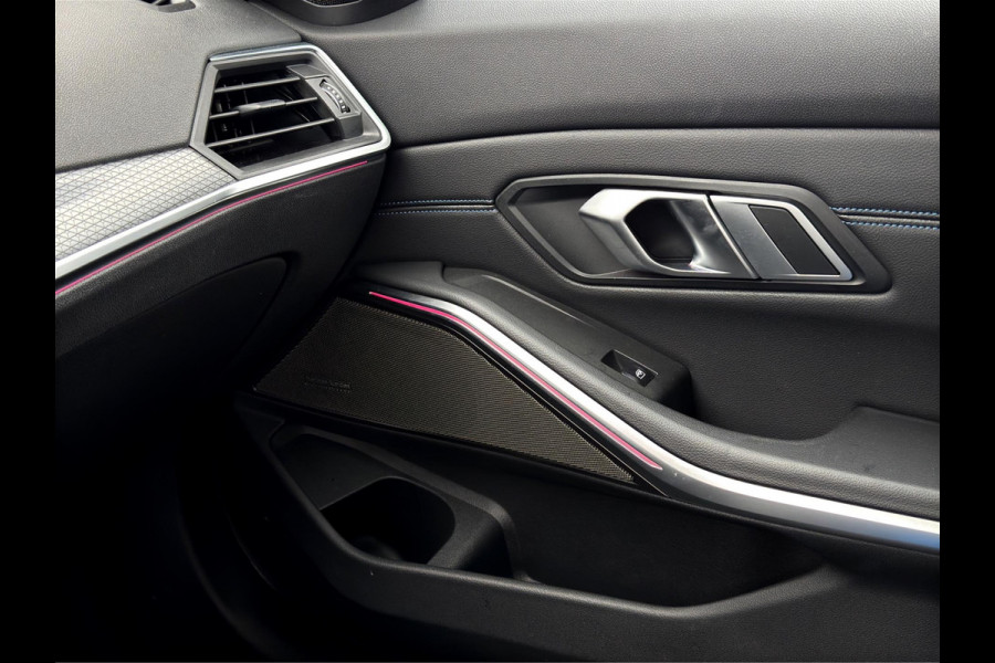 BMW 3 Serie Touring 320e M-Sport | Pano | Trekhaak | Harman Kardon | 19 inch | Sfeerverlichting | Camera | Dealer onderhouden