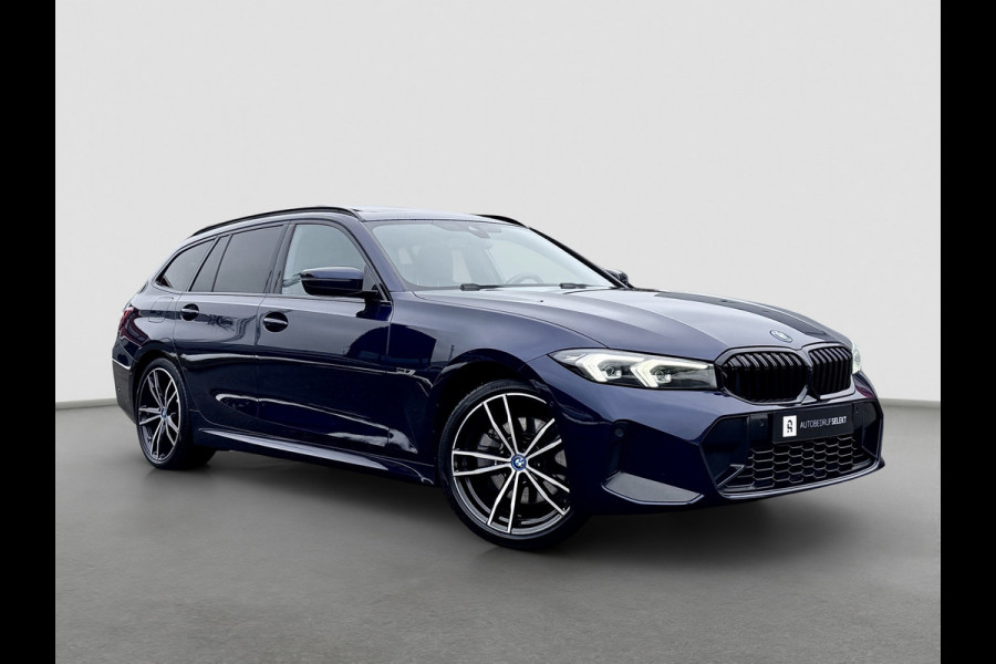 BMW 3 Serie Touring 320e M-Sport | Pano | Trekhaak | Harman Kardon | 19 inch | Sfeerverlichting | Camera | Dealer onderhouden