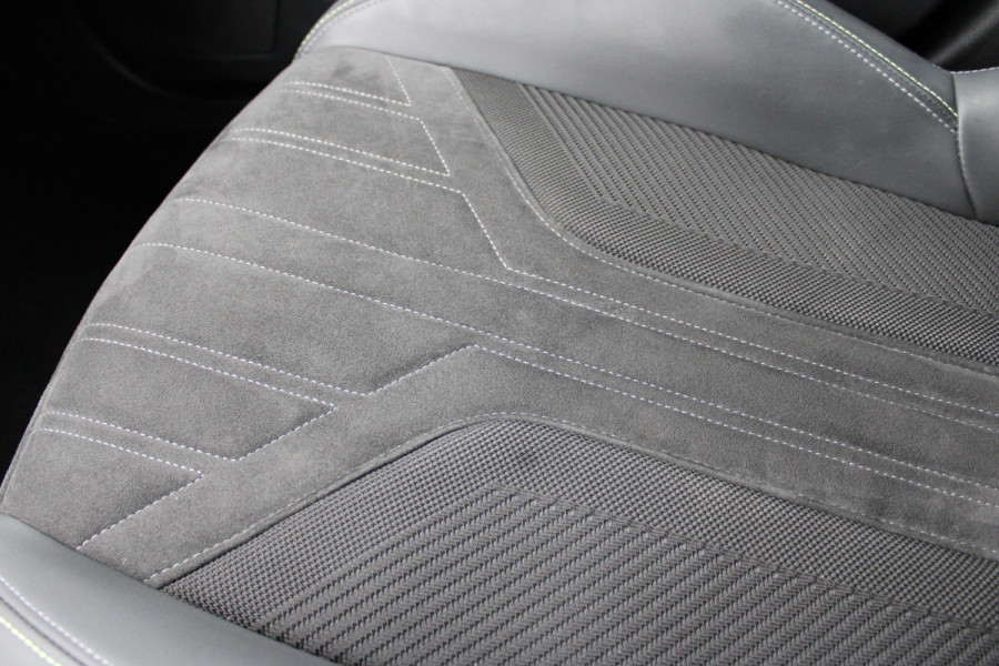 Peugeot 308 1.6 Plug-in Hybrid 225 GT | Alcantara | Navigatie | Black Pack