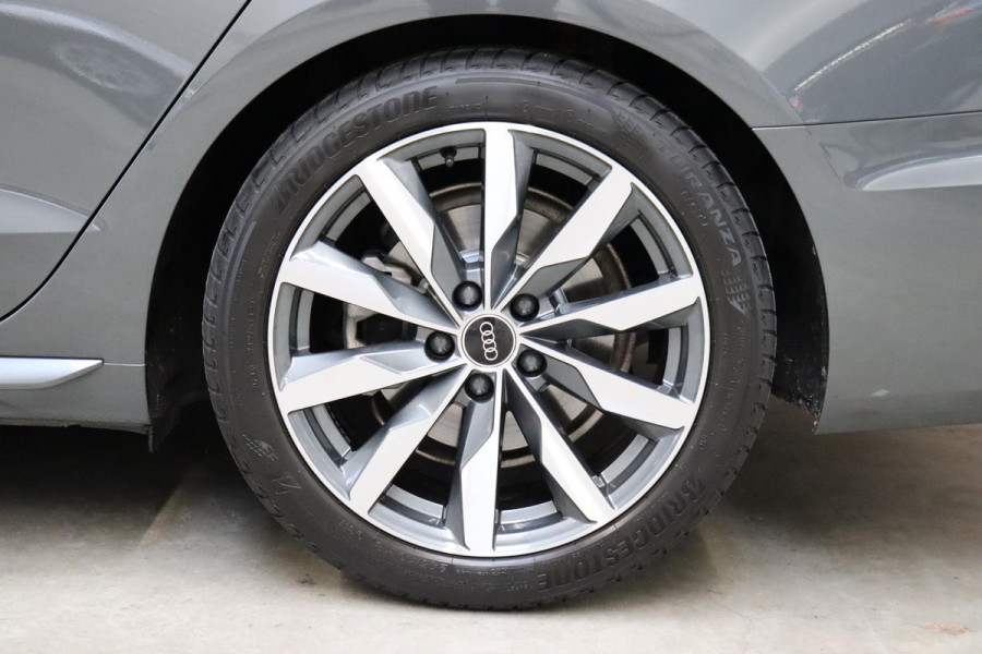 Audi A4 Avant 35 TFSI S Edition Competition Automaat / Panoramadak / Optic Black / Adaptieve Cruise Control / 18 Inch / LED / Stoelverwarming / Navigatiesysteem / Achteruitrijcamera / Extra Getint Glas / Climate Control