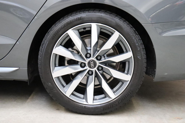 Audi A4 Avant 35 TFSI S Edition Competition Automaat / Panoramadak / Optic Black / Adaptieve Cruise Control / 18 Inch / LED / Stoelverwarming / Navigatiesysteem / Achteruitrijcamera / Extra Getint Glas / Climate Control