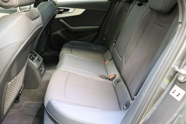 Audi A4 Avant 35 TFSI S Edition Competition Automaat / Panoramadak / Optic Black / Adaptieve Cruise Control / 18 Inch / LED / Stoelverwarming / Navigatiesysteem / Achteruitrijcamera / Extra Getint Glas / Climate Control