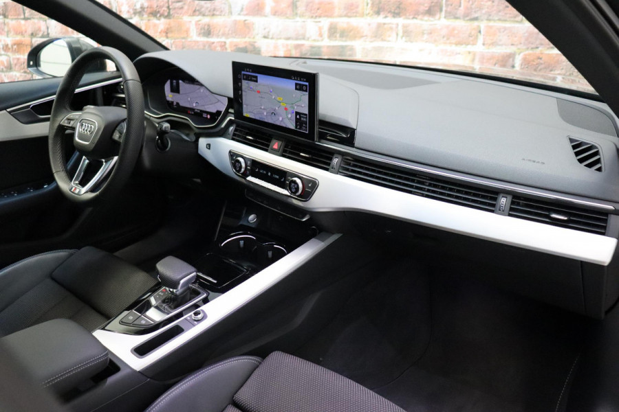 Audi A4 Avant 35 TFSI S Edition Competition Automaat / Panoramadak / Optic Black / Adaptieve Cruise Control / 18 Inch / LED / Stoelverwarming / Navigatiesysteem / Achteruitrijcamera / Extra Getint Glas / Climate Control
