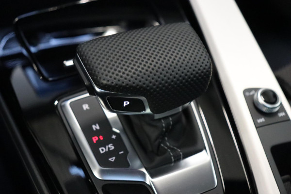 Audi A4 Avant 35 TFSI S Edition Competition Automaat / Panoramadak / Optic Black / Adaptieve Cruise Control / 18 Inch / LED / Stoelverwarming / Navigatiesysteem / Achteruitrijcamera / Extra Getint Glas / Climate Control