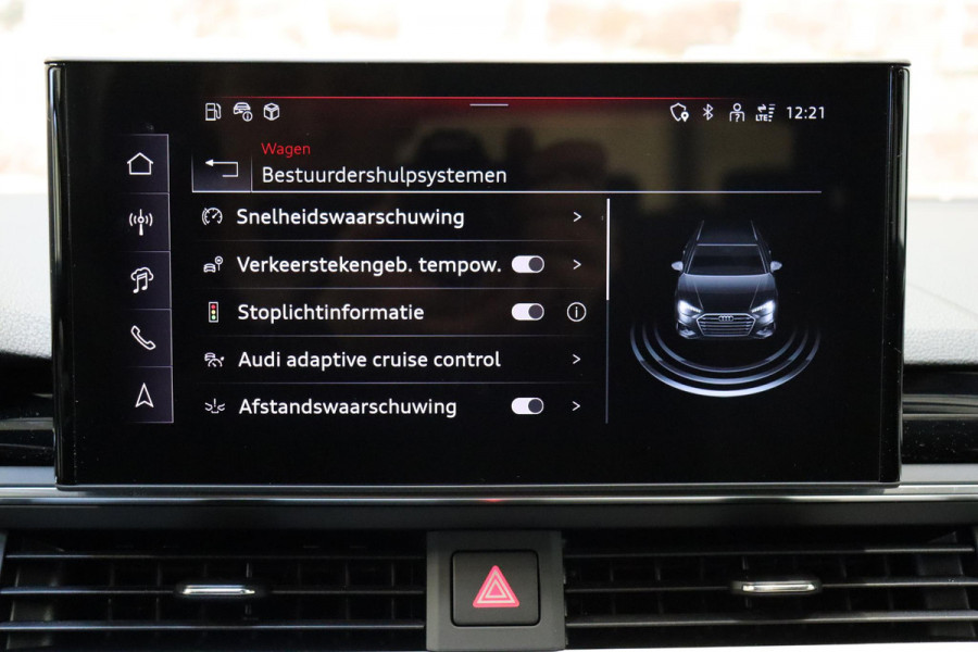 Audi A4 Avant 35 TFSI S Edition Competition Automaat / Panoramadak / Optic Black / Adaptieve Cruise Control / 18 Inch / LED / Stoelverwarming / Navigatiesysteem / Achteruitrijcamera / Extra Getint Glas / Climate Control